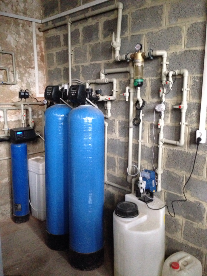 Фильтры умягчения воды для дома. Система обезжелезивания воды. Система умягчения и обезжелезивания. Система водоочистки обезжелезивания и умягчитель. Фильтр обезжелез обезжелезивания воды для котельной.